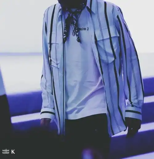 吴亦凡出席小米发布会穿了一件看上去很热的条纹衬衫