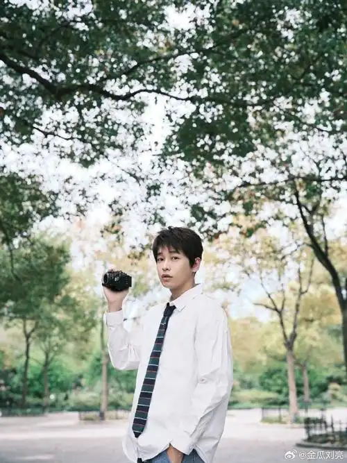 彭昱畅樱花树下的男大#好绝的春日写真,彭昱畅我真的会爱!