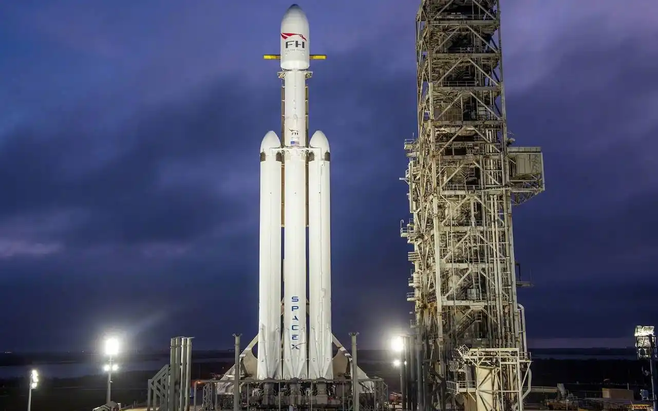 spacex公司完成又一创举,倍受瞩目的重型"猎鹰号"火箭发射成功,搭载