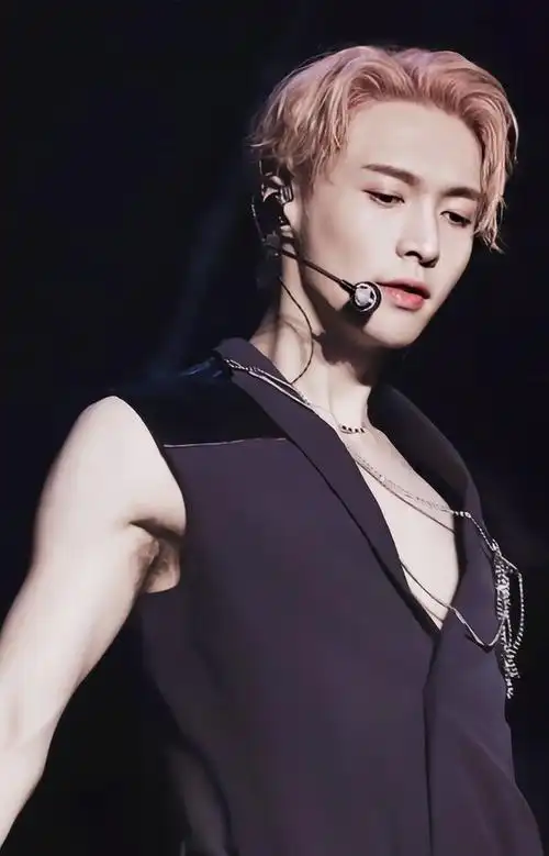 张艺兴的深v装,荷尔蒙爆棚