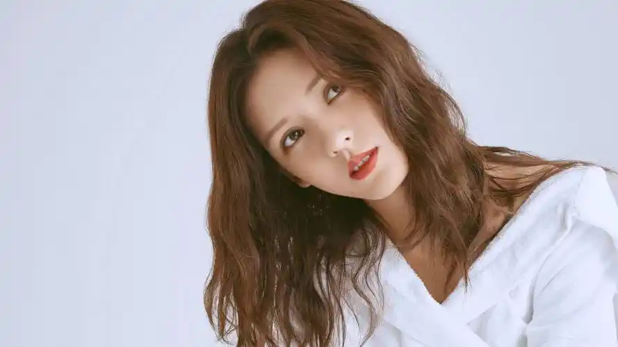 如今的张予曦容貌精致,宛如洋娃娃,头小脸小,鼻子小巧而挺拔