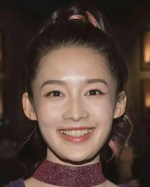 看看路人镜头下的李沁, 明白了|脸型|整容|歌手|声乐|瓜子脸|女明