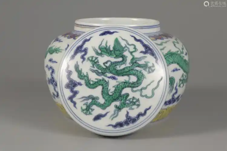 明成化 鬥彩龍紋罐