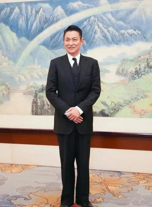 《红毯先生》的路演现场上,展现出了一款剪短后的三七分发型,看起来