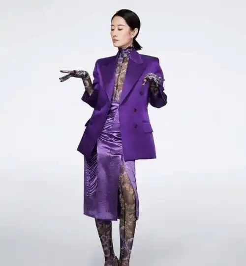 "大姐"刘敏涛终于全力以赴,穿蓝白裤袜,紫西装秒变女王!