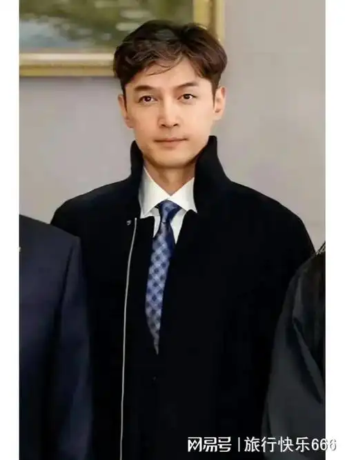 胡歌正装现身朝鲜站大使身边解锁新发型