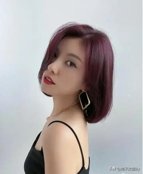 随着天气逐渐转凉,短发全头卷烫发可以说是大火了起来,烫蓬蓬的效果有