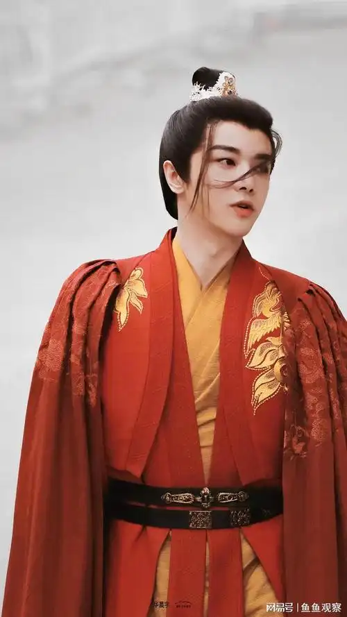 华晨宇萌探2最新路透,古装红衣羽扇,和红色适配度好高|王牌_网易订阅