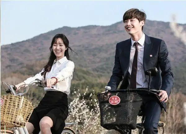 李钟硕与f(x)成员郑秀晶曾合作情景喜剧《high kick 3短腿的反击》