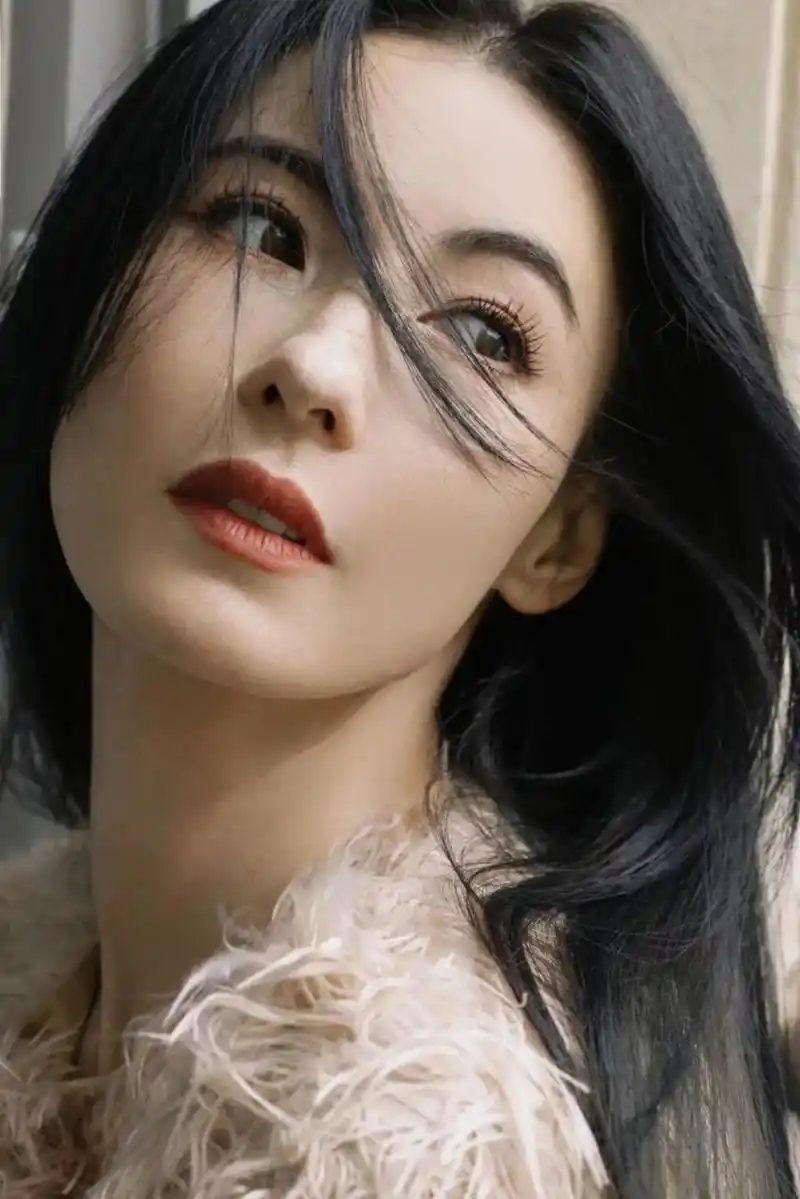 张柏芝巴黎看秀造型梦回无极,特写镜头再现骨相美人的优越表现力