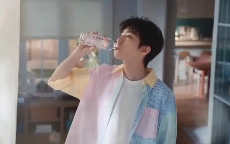 王俊凯纯悦广告2022新的一年果水与少年浪漫春日王俊凯陪你共赴一场果