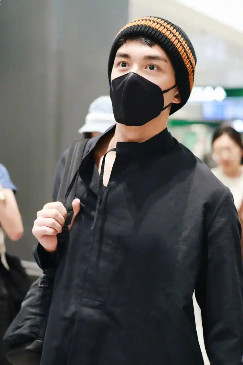 吴磊米兰机场到达路透# 捕捉今日米兰机场黑色深v衬衫帅哥一枚!