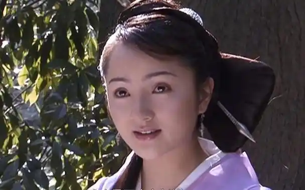 阮丹宁仅比彭丹小一岁,出演甘宝宝时年仅28,正值青春年华.