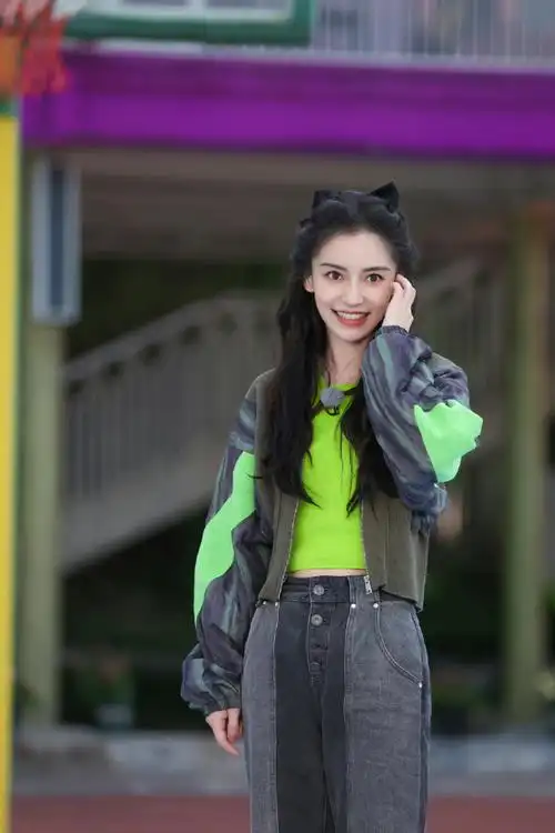 杨颖奔跑吧剧照四宫格#angelababy最新剧照92绿色系造型 公主头,真