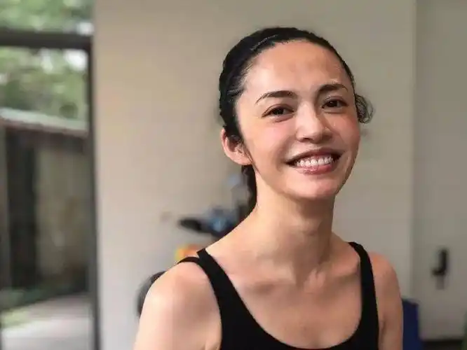 姚晨大方晒素颜,眼袋很重但皮肤紧致,在同龄人中算年轻的!