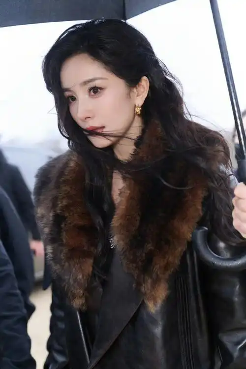 杨幂时装周的待遇