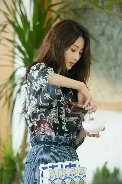 殷桃不仅人美,穿衣也很时髦,花衬衫配系带裤青春减龄 - 知乎