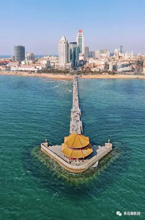 栈桥,是青岛的标志性景点.