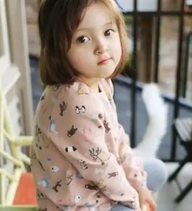 微微偏分斜刘海的短发小女孩,栗色的短发波波头很好的修饰了可爱的