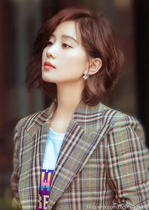 短发刘诗诗,干练气质佳,更具现代美.