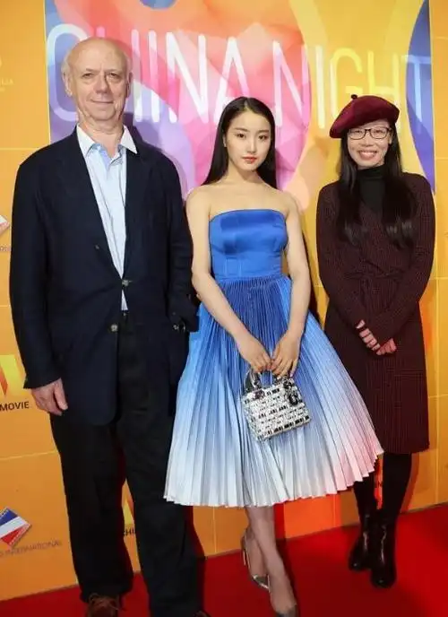 姜贞羽亮相戛纳中国之夜清新脱俗显东方美