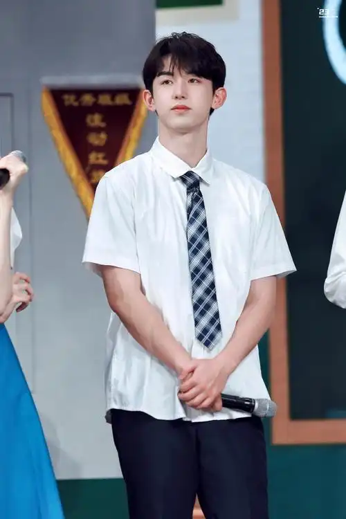 郭俊辰可以把校服焊身上吗