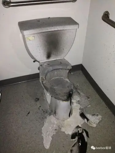 每年都有超过3万个屁股被马桶炸烂很多人的家都被炸飞了