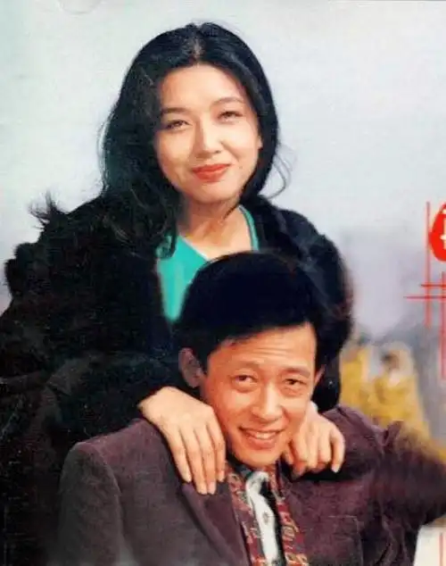 和小9岁的靳东同居5年,历经两段婚姻四段情史,如今被丈夫宠成宝_江珊