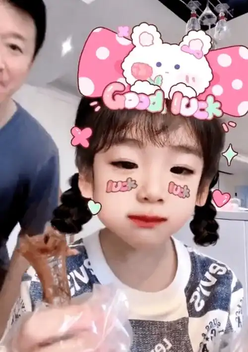 话说,婚后与谢楠只育有两子的吴京一直有个"女儿梦",前段时间,为了