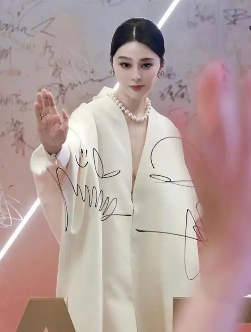 范冰冰复出后首次红毯亮相白色礼服加珍珠项链依旧是女王范儿