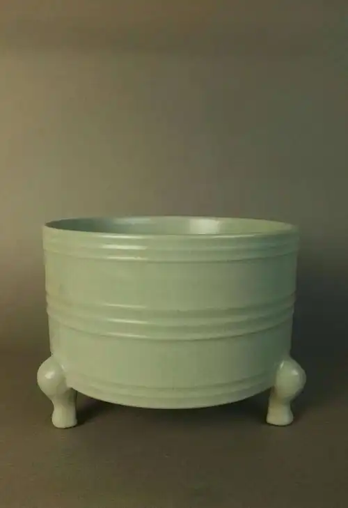 河南省考古研究所在清凉寺遗址考古挖掘出土:北宋 汝窑天青釉三足樽