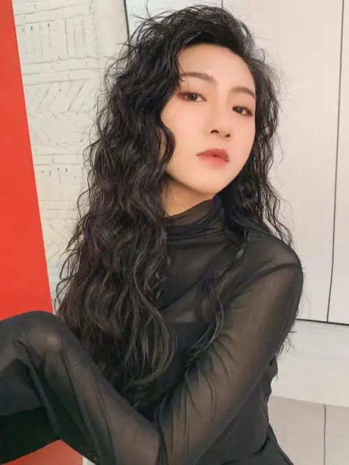 羊毛卷烫发适合圆脸发量少