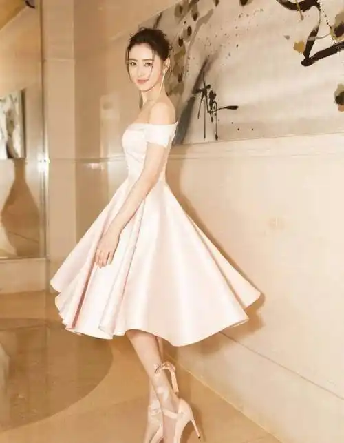 绑带的高跟鞋显得小腿更加纤细,非常漂亮张天爱穿粉色的长裙真是美上