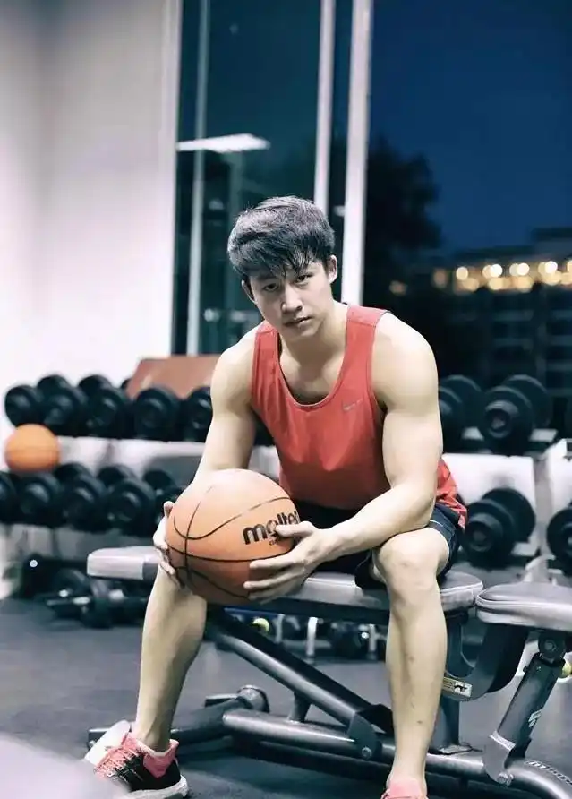 人鱼线肌肉帅哥颜值高身材棒运动直男!