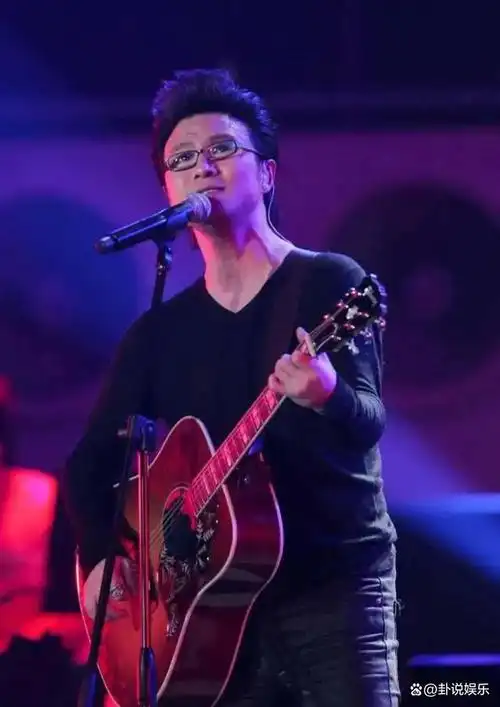 汪峰的感情历程则可以说是波澜壮阔.