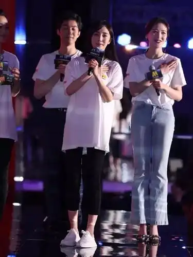 杨幂佟丽娅罕见合影,同穿黑白配