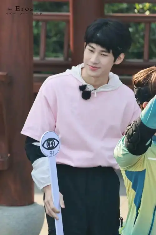 张真源全员加速中饭拍##张真源发带造型