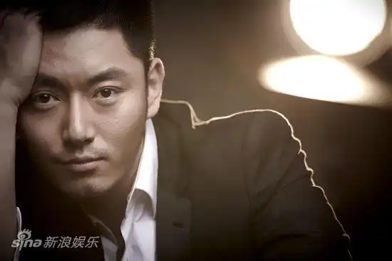 有没有觉得《甄嬛传》里果郡王的扮演者李东学和《猎杀》里刘藤的扮演