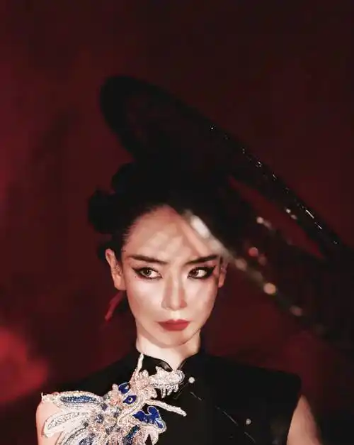 戚薇飒爽侠女亮相,执箭气场震撼全场,镂空旗袍尽显魅惑风情