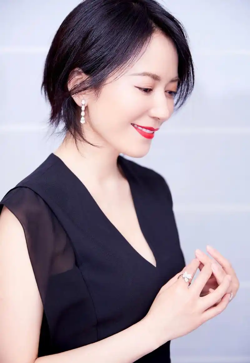 为何48岁俞飞鸿越来越魅力?只因她剪掉十年长发,意外时尚显年轻