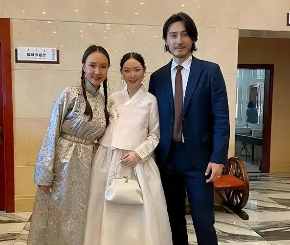 吉祥三宝:父亲已去世,亲生女儿远嫁韩国生子,母亲孤独一人_布仁巴雅尔