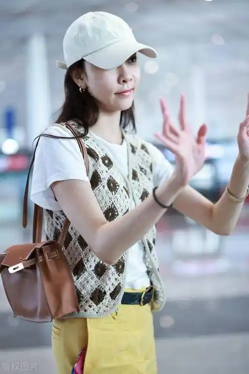 宋妍霏素颜装扮清新亮丽,比v对镜拍照亲和力满满_北京