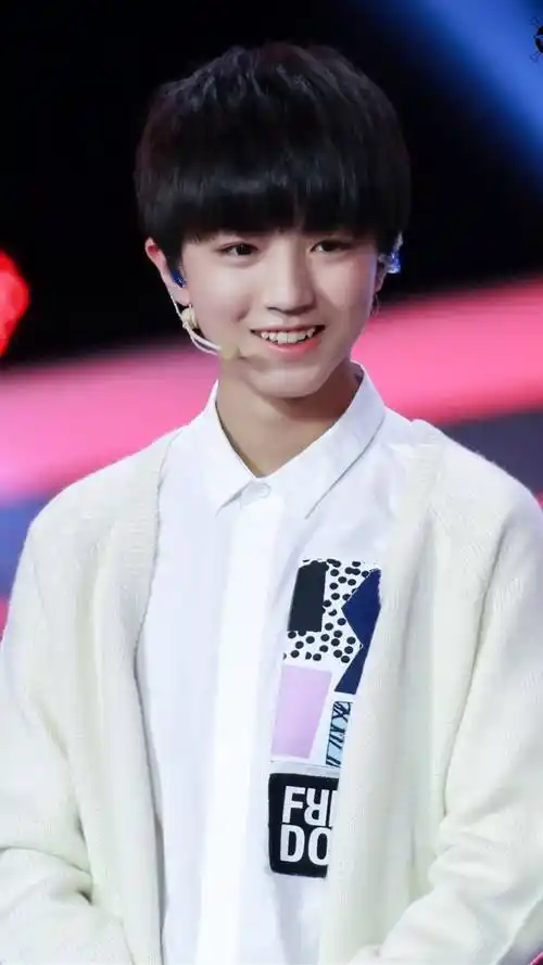 可爱呆萌王俊凯