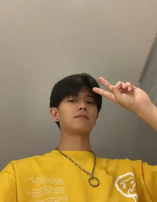 任嘉伦九宫格怼脸自拍照##任嘉伦说今天是2021的第320天