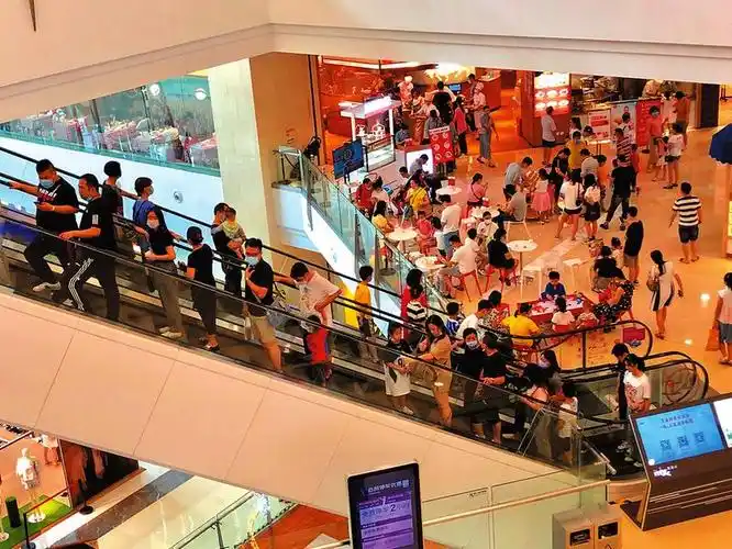 商场推出吃玩购等多种促销打折,吸引家长带孩子来消费