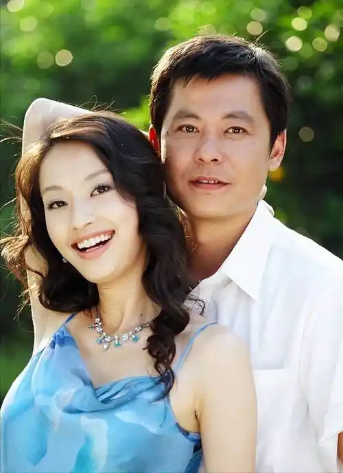 50岁女演员移居美国,与丈夫开豪车住豪宅,18岁女儿艺考全国第一_刘茜