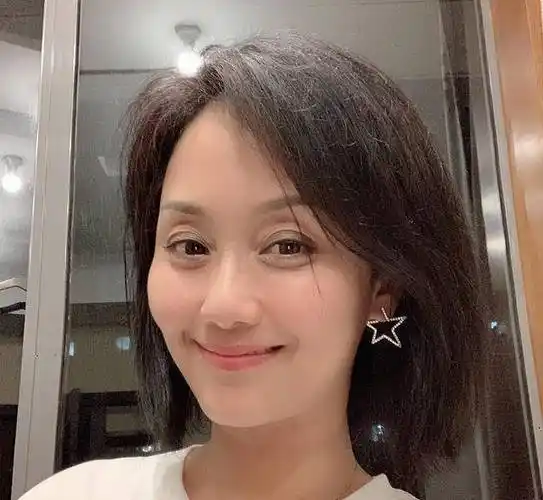 的51岁女星李颖,近照显年轻,嫁富豪女儿是奥运冠军_电视剧_金沙_赛艇