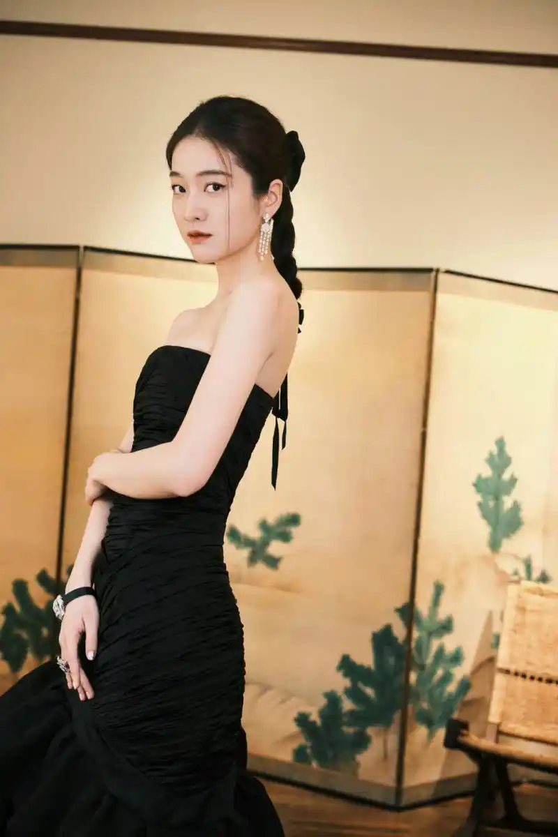 张雪迎# 一袭黑色抹胸礼裙,肤白貌美的容颜,白皙水嫩的肩颈线,丰满傲