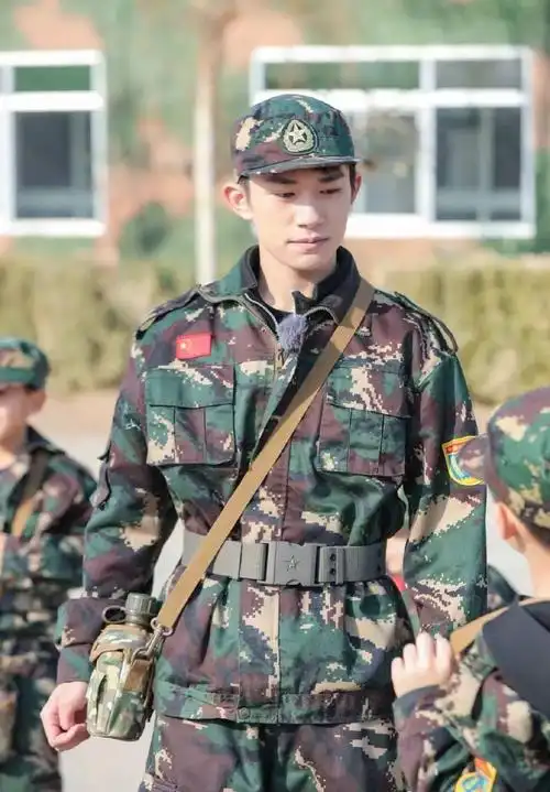 易烊千玺带队军训散发魅力却遭遇举娃体力大考验