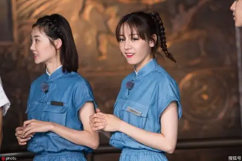 迪丽热巴蔡徐坤穿情侣衣同框还玩大鹏展翅